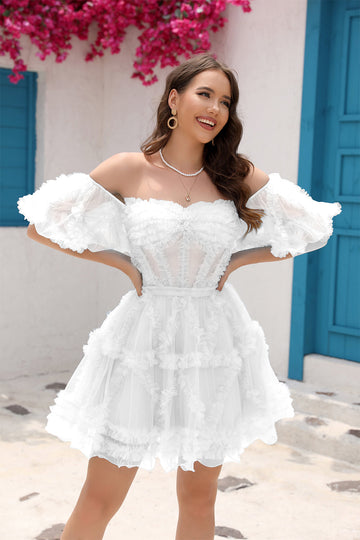 Un corsé con volantes de hombros descubiertos pequeño vestido blanco